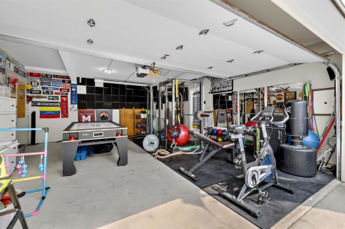 36643 Auguston Parkway E, Abbotsford, BC - Indoor Photo Showing Garage