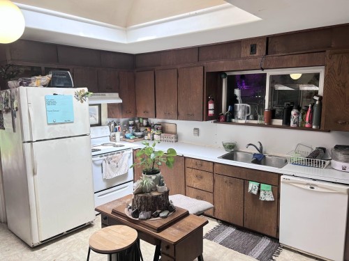 27165 29 Avenue, Langley, BC - Indoor Photo Showing Kitchen With Double Sink