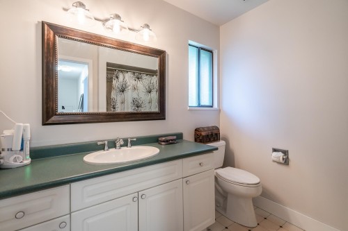 6811 Baker Road, Delta, BC - Indoor Photo Showing Bathroom