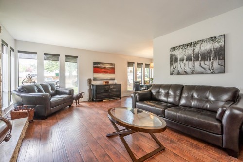 6811 Baker Road, Delta, BC - Indoor Photo Showing Living Room