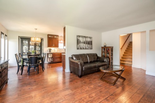 6811 Baker Road, Delta, BC - Indoor Photo Showing Living Room