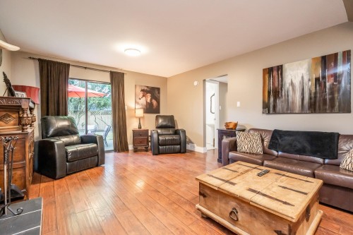 6811 Baker Road, Delta, BC - Indoor Photo Showing Living Room