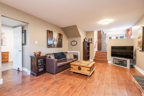 6811 Baker Road, Delta, BC - Indoor Photo Showing Living Room