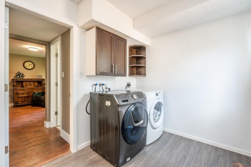 6811 Baker Road, Delta, BC - Indoor Photo Showing Laundry Room