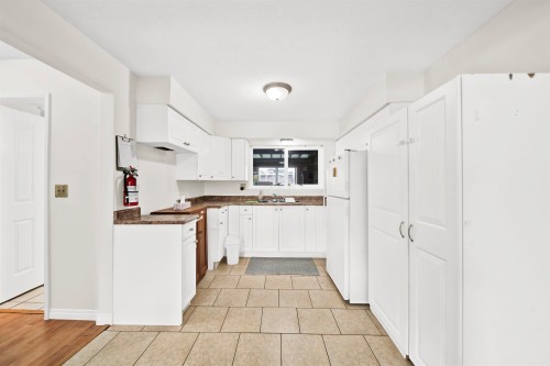 7681 115 Street, Delta, BC - Indoor Photo Showing Kitchen With Double Sink