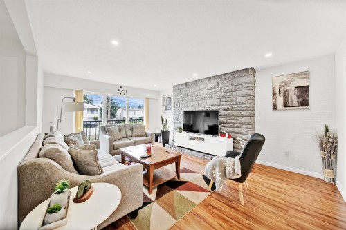 7681 115 Street, Delta, BC - Indoor Photo Showing Living Room