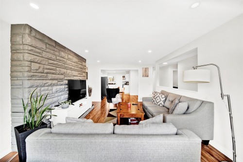 7681 115 Street, Delta, BC - Indoor Photo Showing Living Room