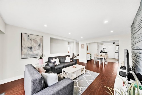 7681 115 Street, Delta, BC - Indoor Photo Showing Living Room