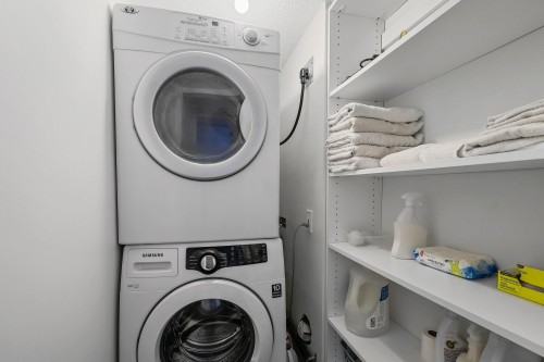 10421 Santa Monica Drive, Delta, BC - Indoor Photo Showing Laundry Room