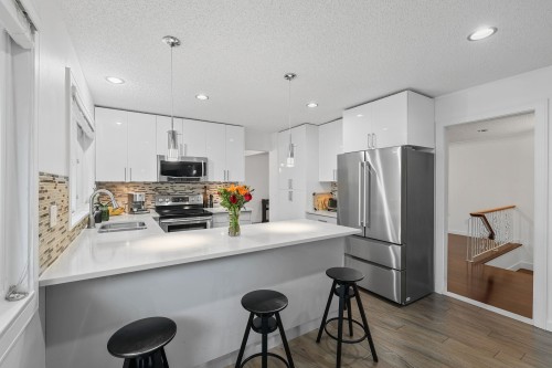10421 Santa Monica Drive, Delta, BC - Indoor Photo Showing Kitchen With Double Sink With Upgraded Kitchen