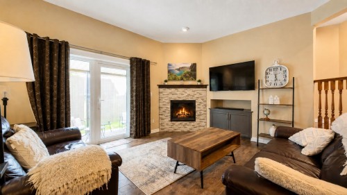 3017 Glendale Place, Abbotsford, BC - Indoor Photo Showing Living Room With Fireplace