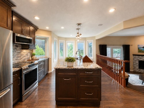 3017 Glendale Place, Abbotsford, BC - Indoor Photo Showing Kitchen With Upgraded Kitchen