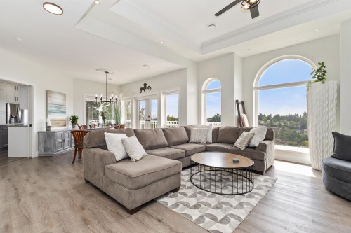2764 St Moritz Way, Abbotsford, BC - Indoor Photo Showing Living Room
