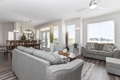 2764 St Moritz Way, Abbotsford, BC - Indoor Photo Showing Living Room