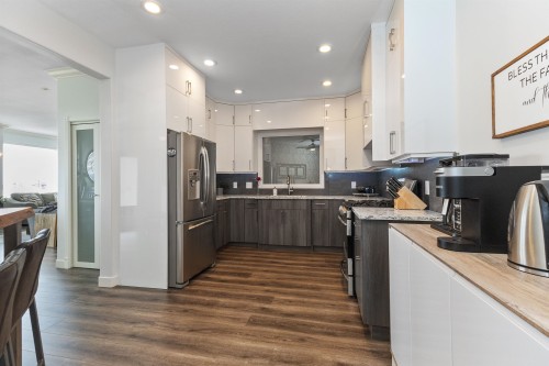 2764 St Moritz Way, Abbotsford, BC - Indoor Photo Showing Kitchen With Upgraded Kitchen