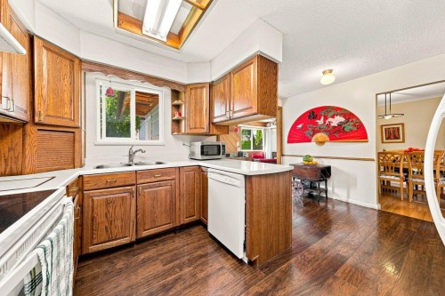 9146 118 Street, Delta, BC - Indoor Photo Showing Kitchen With Double Sink