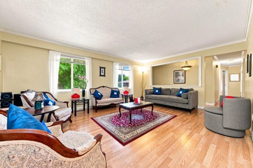 9146 118 Street, Delta, BC - Indoor Photo Showing Living Room