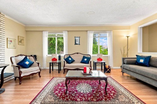 9146 118 Street, Delta, BC - Indoor Photo Showing Living Room