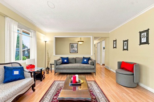 9146 118 Street, Delta, BC - Indoor Photo Showing Living Room