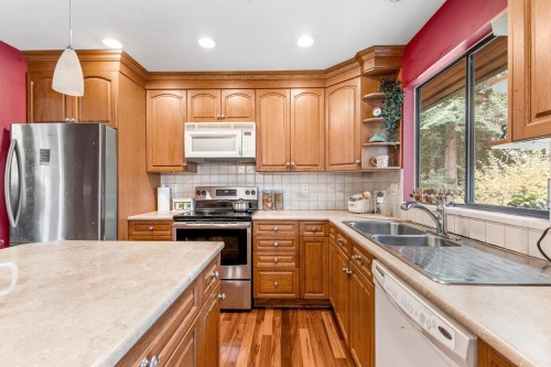 6457 Summit Crescent, Delta, BC - Indoor Photo Showing Kitchen With Double Sink