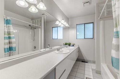 6457 Summit Crescent, Delta, BC - Indoor Photo Showing Bathroom