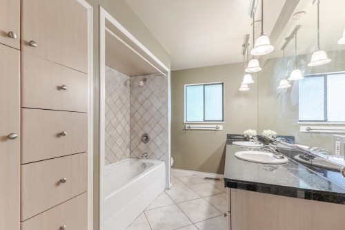 6457 Summit Crescent, Delta, BC - Indoor Photo Showing Bathroom