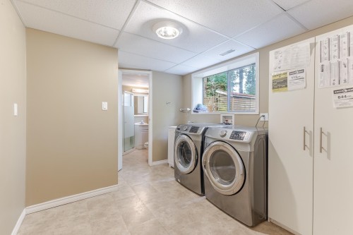 6457 Summit Crescent, Delta, BC - Indoor Photo Showing Laundry Room
