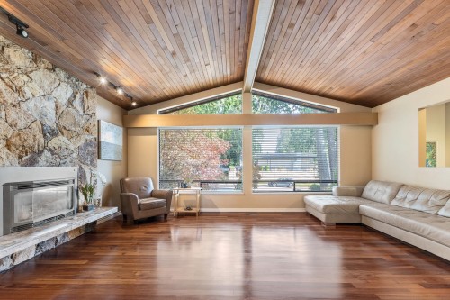 6457 Summit Crescent, Delta, BC - Indoor Photo Showing Living Room With Fireplace
