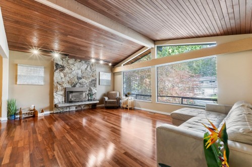6457 Summit Crescent, Delta, BC - Indoor Photo Showing Living Room With Fireplace