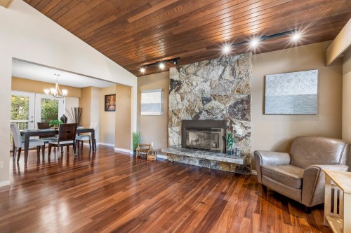 6457 Summit Crescent, Delta, BC - Indoor Photo Showing Living Room With Fireplace