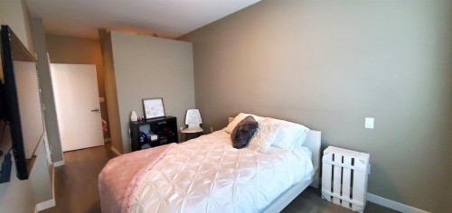 409-2242 Whatcom Road, Abbotsford, BC - Indoor Photo Showing Bedroom