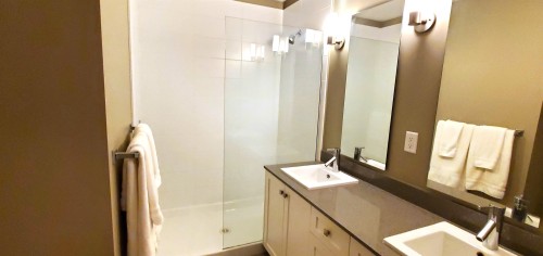 409-2242 Whatcom Road, Abbotsford, BC - Indoor Photo Showing Bathroom