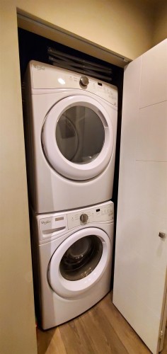 409-2242 Whatcom Road, Abbotsford, BC - Indoor Photo Showing Laundry Room