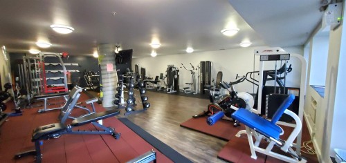 409-2242 Whatcom Road, Abbotsford, BC - Indoor Photo Showing Gym Room