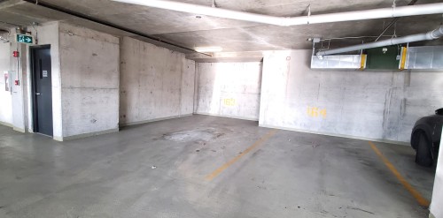 409-2242 Whatcom Road, Abbotsford, BC - Indoor Photo Showing Garage