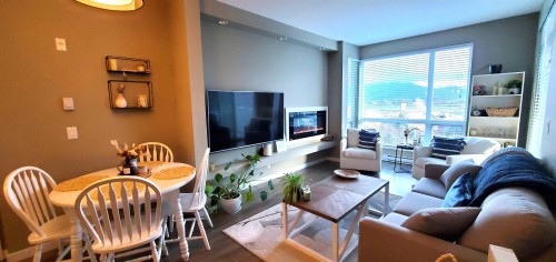 409-2242 Whatcom Road, Abbotsford, BC - Indoor Photo Showing Living Room