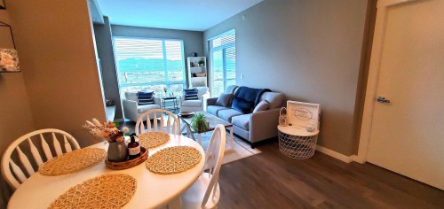 409-2242 Whatcom Road, Abbotsford, BC - Indoor Photo Showing Dining Room