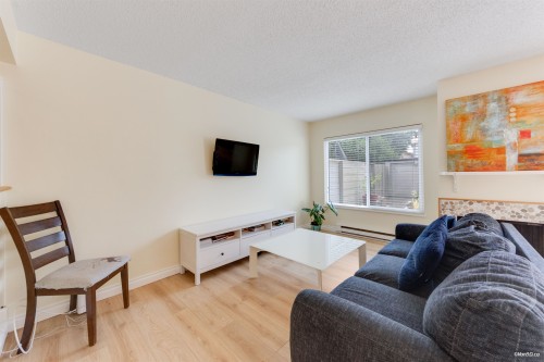 5-6712 Baker Road, Delta, BC - Indoor Photo Showing Living Room