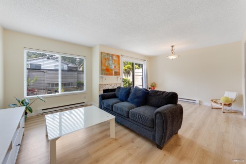 5-6712 Baker Road, Delta, BC - Indoor Photo Showing Living Room