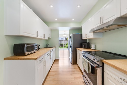 5-6712 Baker Road, Delta, BC - Indoor Photo Showing Kitchen With Stainless Steel Kitchen