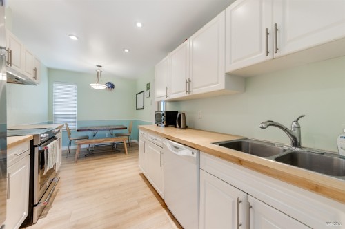5-6712 Baker Road, Delta, BC - Indoor Photo Showing Kitchen With Double Sink