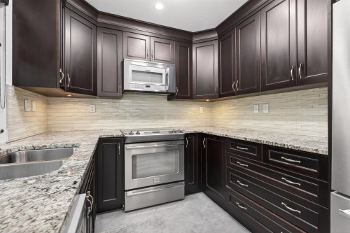 2359 Harper Drive, Abbotsford, BC - Indoor Photo Showing Kitchen With Double Sink With Upgraded Kitchen
