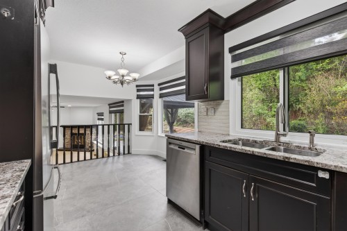 2359 Harper Drive, Abbotsford, BC - Indoor Photo Showing Kitchen With Double Sink With Upgraded Kitchen