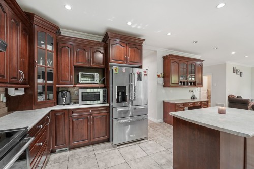 8032 Melburn Drive, Mission, BC - Indoor Photo Showing Kitchen
