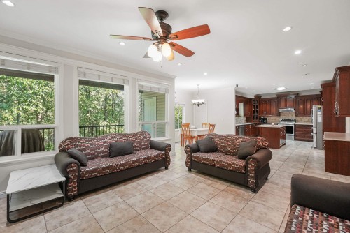 8032 Melburn Drive, Mission, BC - Indoor Photo Showing Living Room