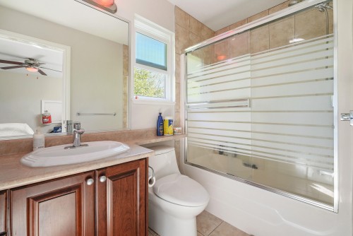 8032 Melburn Drive, Mission, BC - Indoor Photo Showing Bathroom