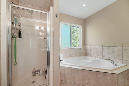 8032 Melburn Drive, Mission, BC - Indoor Photo Showing Bathroom