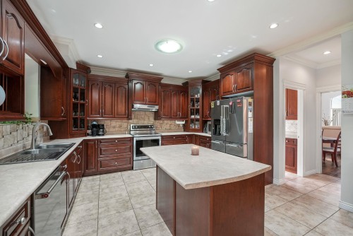 8032 Melburn Drive, Mission, BC - Indoor Photo Showing Kitchen With Double Sink With Upgraded Kitchen