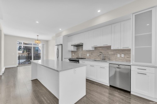 11-9989 Barnston Drive E, Surrey, BC - Indoor Photo Showing Kitchen With Upgraded Kitchen