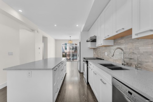 11-9989 Barnston Drive E, Surrey, BC - Indoor Photo Showing Kitchen With Double Sink With Upgraded Kitchen